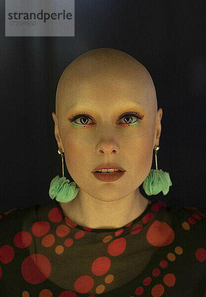 Close up Porträt modische Frau mit rasiertem Kopf und Ohrringe