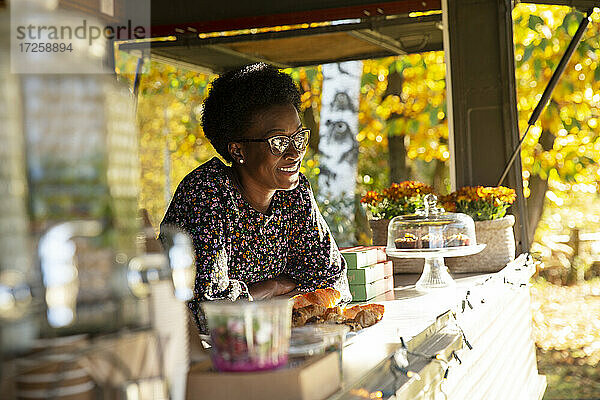 Glückliche weibliche Essen Wagen Besitzer in sonnigen Park