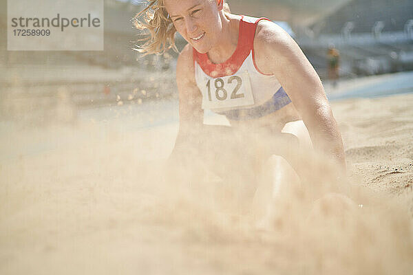 Leichtathletin landet im Weitsprung-Sand