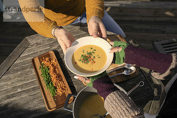 Paar mit frischem Chowder auf sonniger Veranda