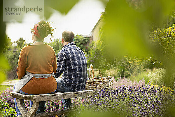 Paar nimmt eine Pause von der Gartenarbeit in sonnigen Sommer Hinterhof