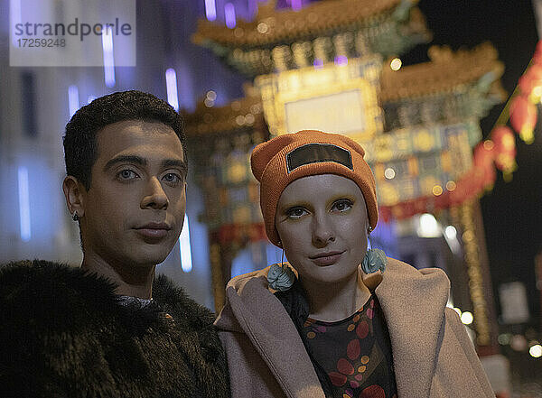 Porträt cooles junges Paar an Chinatown Tor in der Nacht  London  UK