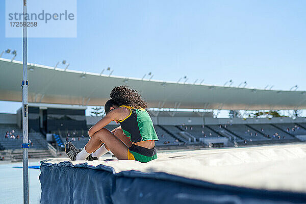 Weibliche Leichtathletik-Hochspringerin im sonnigen Stadion