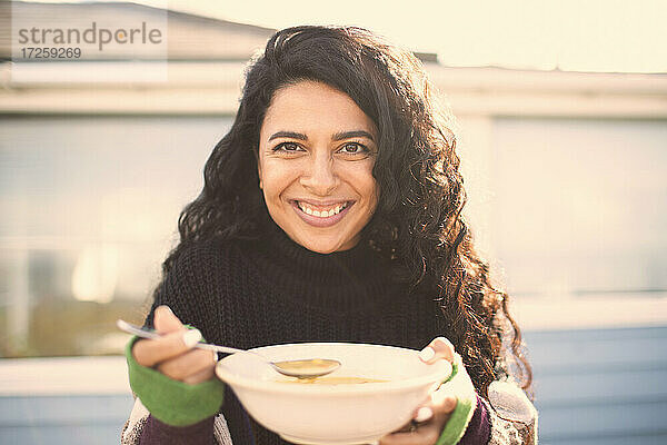 Porträt schöne glückliche Frau essen chowder auf sonnigen Terrasse