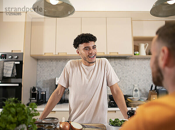 Homosexuell männliches Paar im Gespräch in der Küche