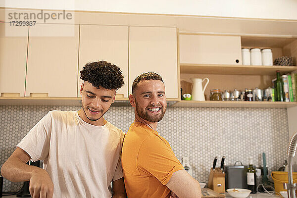 Porträt glücklich Homosexuell männliches Paar in der Küche