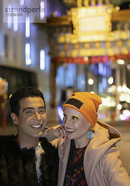 Portrait glückliches stilvolles Paar am Chinatown Gate bei Nacht  London  UK