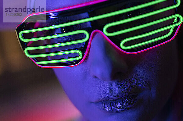 Close up Porträt Frau in modernen Neon-Brille