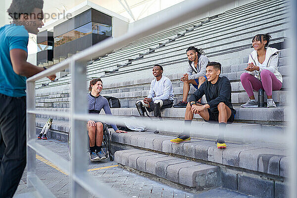 Sportlerfreunde im Gespräch auf der Stadiontribüne