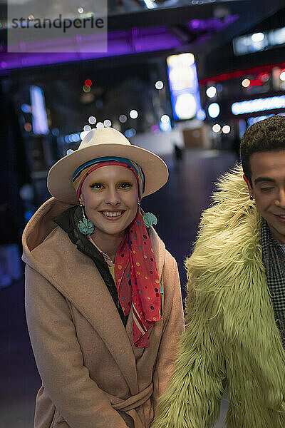 Porträt glücklich stilvollen Paar auf der Straße der Stadt in der Nacht