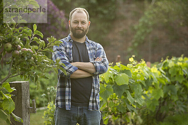 Porträt selbstbewusst gut aussehend Mann mit Bart im Garten