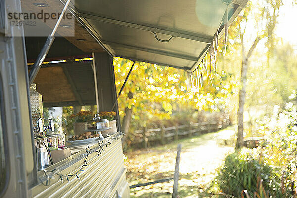 Imbisswagen im sonnigen  idyllischen Herbstpark