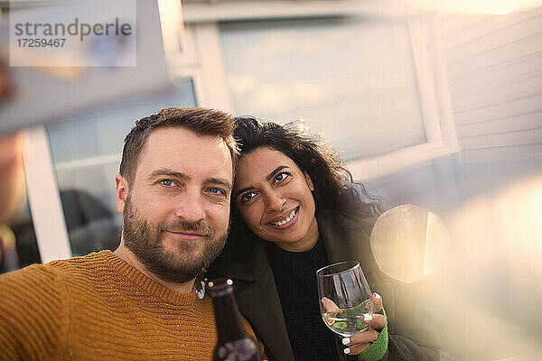 Glückliches Paar nimmt Selfie auf Terrasse