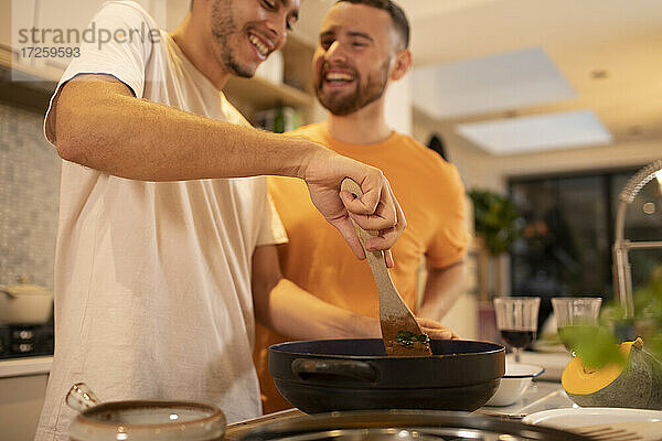 Glücklich Homosexuell männliches Paar Kochen in der Küche