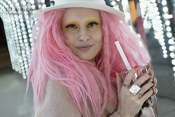 Porträt stilvolle schöne Frau mit rosa Haaren und Make-up