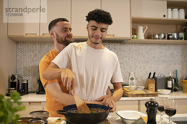 Affectionate Homosexuell männliches Paar Kochen in der Küche