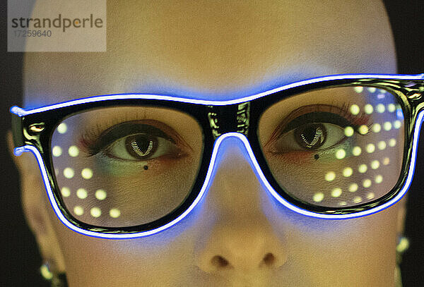 Close up Porträt modische Frau in futuristischen Neon-Brille