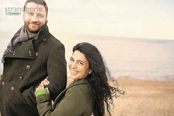 Porträt glücklich sorglos Paar auf Winter Ozean Strand