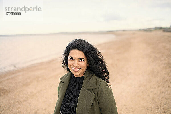 Porträt glücklich schöne Frau auf Winter Ozean Strand