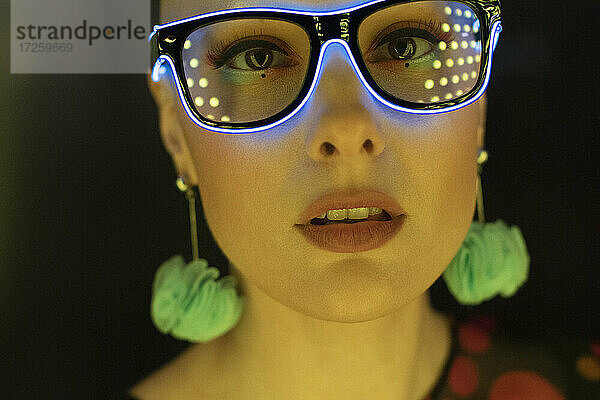 Close up Porträt schöne stilvolle Frau in Neon-Brille