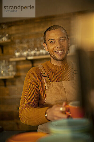 Porträt lächelnd zuversichtlich männlichen Barista Vorbereitung Kaffee im Café