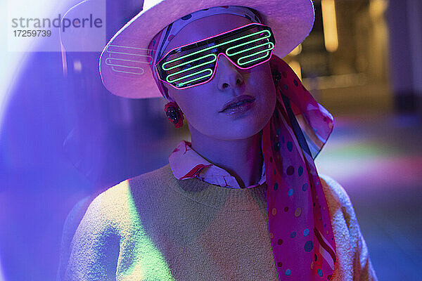 Porträt stilvolle Frau mit Neon-Brille