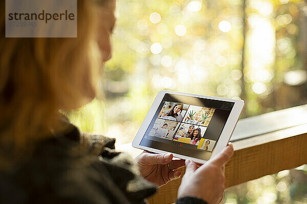Frau Video-Chat mit Familie auf digitalen Tablet-Bildschirm