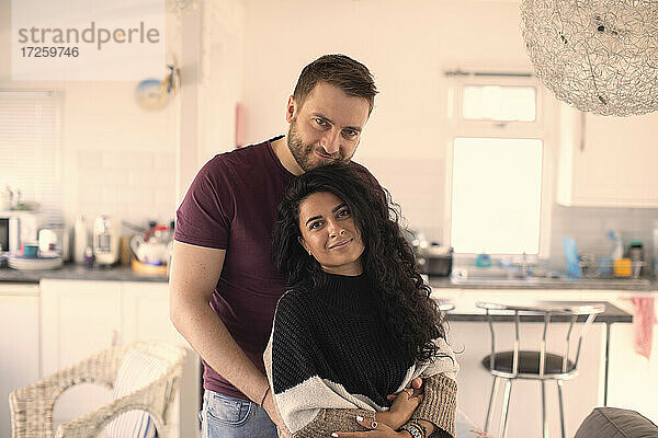 Porträt glücklich attraktives Paar umarmt in der Küche