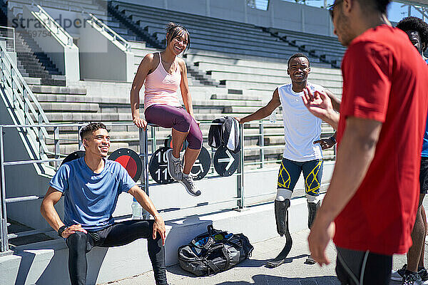 Junge Athleten Freunde im Gespräch in sonnigen Sportstadion