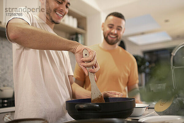 Glücklich Homosexuell männliches Paar Kochen in der Küche