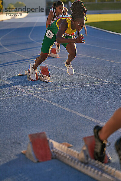 Zielstrebige Leichtathletin beim Start in den Block