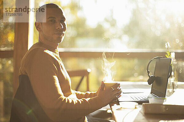 Porträt zuversichtlich Geschäftsmann mit heißem Kaffee arbeiten im Café