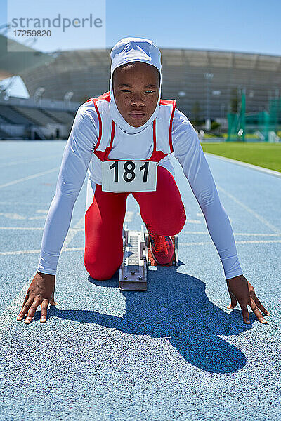 Porträt bestimmt muslimische weibliche Leichtathletin in Hidschab