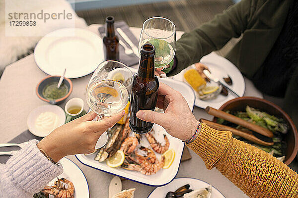 Pärchen stößt bei Wein und Bier auf das Mittagessen mit Meeresfrüchten an
