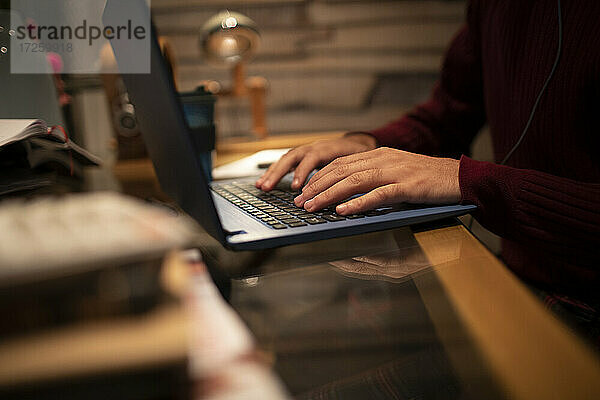 Close up junger Mann arbeitet am Laptop auf dem Schreibtisch im Home-Office