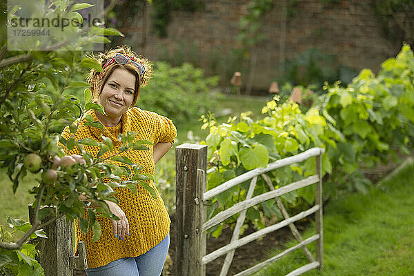 Porträt glückliche Frau im Gemüsegarten