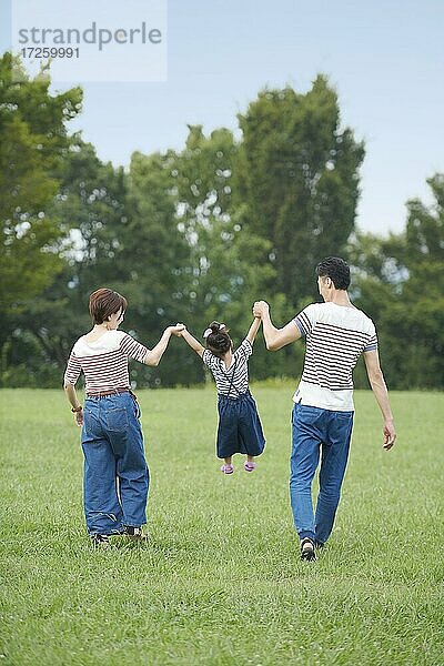 Japanische Familie im Park