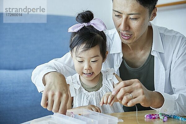 Japanische Familie zu Hause