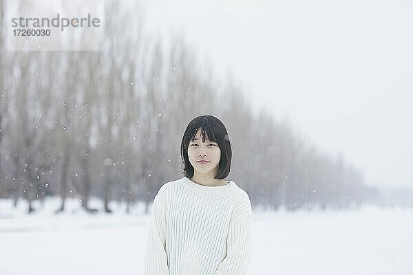 Junges japanisches Mädchen im Schnee