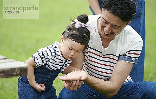 Japanische Familie im Park