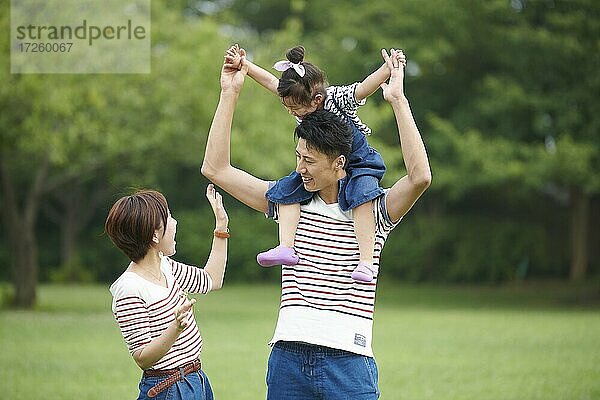 Japanische Familie im Park