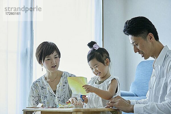 Japanische Familie zu Hause