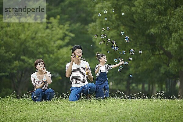 Japanische Familie im Park