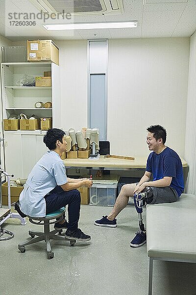 Japanischer Orthopädietechniker bei der Arbeit in seinem Atelier