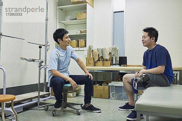 Japanischer Orthopädietechniker bei der Arbeit in seinem Atelier