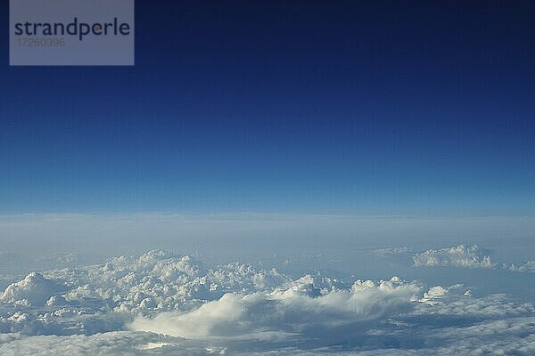 Blick aus einem Flugzeug