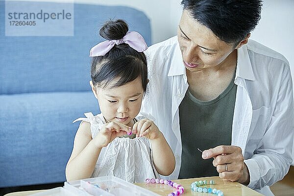 Japanische Familie zu Hause