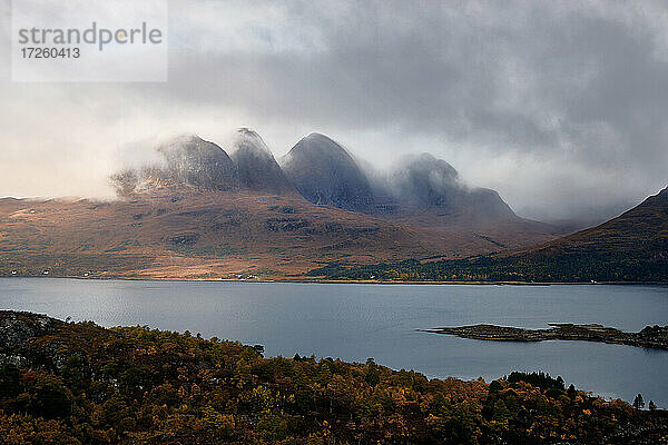Berge im Nebel mit Blick auf einen See in den schottischen Highlands  Schottland  Vereinigtes Königreich  Europa