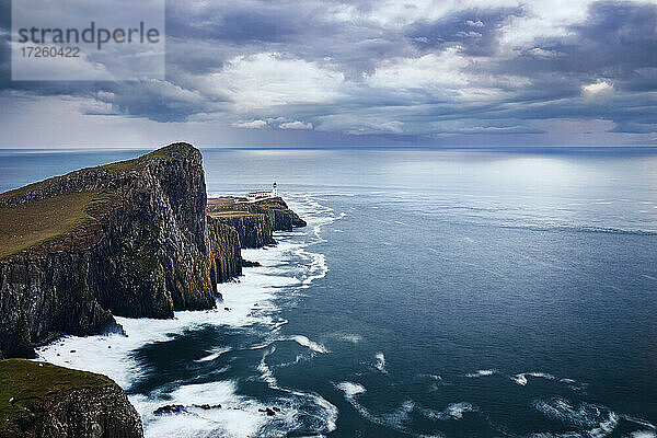 Langzeitbelichtung am Leuchtturm Neist Point und seiner Landzunge  Isle of Skye  Innere Hebriden  Schottland  Vereinigtes Königreich  Europa