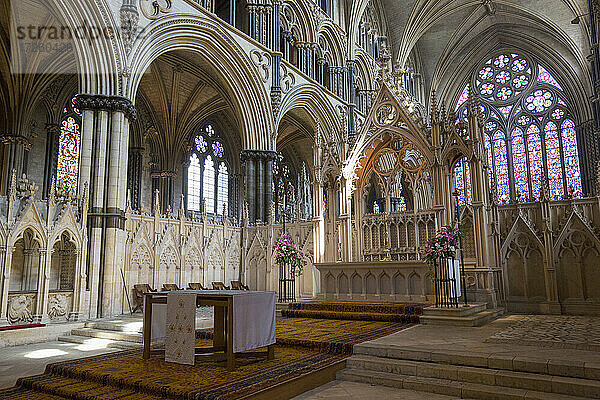 Der Engelschor und Hochaltar der Kathedrale von Lincoln aus dem 14. Jahrhundert  Lincoln  Lincolnshire  England  Vereinigtes Königreich  Europa